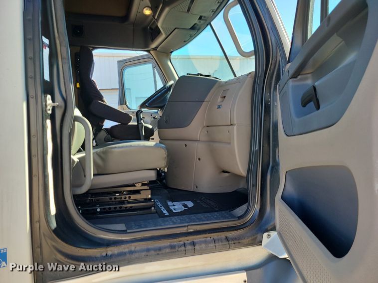 image for item LJ9516 2016 Freightliner Cascadia semi truck