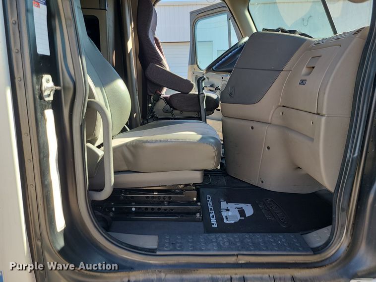 image for item LJ9516 2016 Freightliner Cascadia semi truck