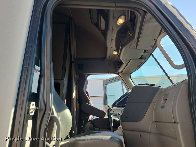 image for item LJ9516 2016 Freightliner Cascadia semi truck