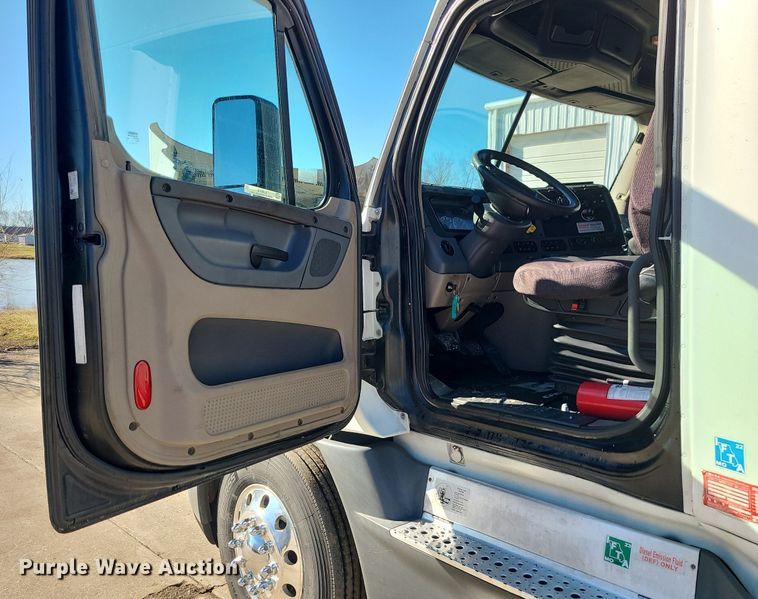 image for item LJ9516 2016 Freightliner Cascadia semi truck