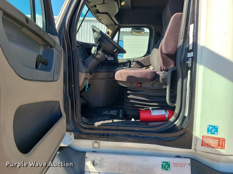 image for item LJ9516 2016 Freightliner Cascadia semi truck