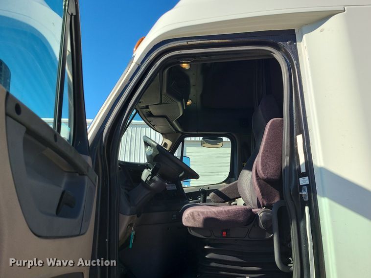 image for item LJ9516 2016 Freightliner Cascadia semi truck