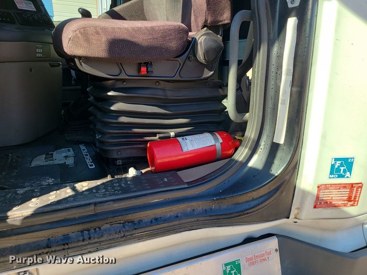 image for item LJ9516 2016 Freightliner Cascadia semi truck