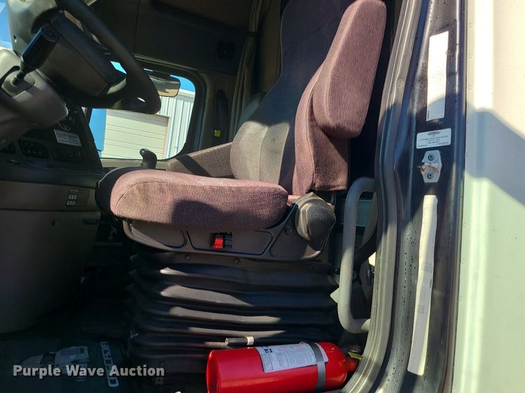 image for item LJ9516 2016 Freightliner Cascadia semi truck