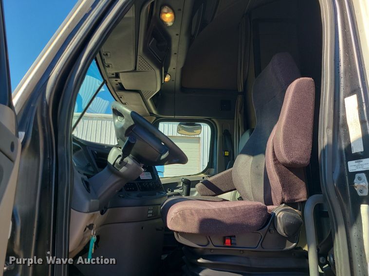 image for item LJ9516 2016 Freightliner Cascadia semi truck