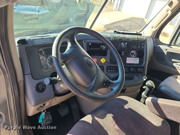 image for item LJ9516 2016 Freightliner Cascadia semi truck