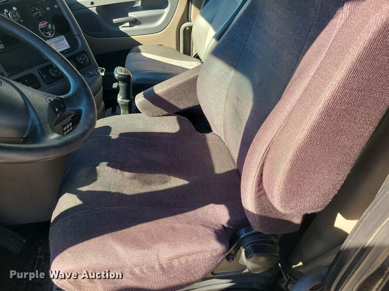 image for item LJ9516 2016 Freightliner Cascadia semi truck