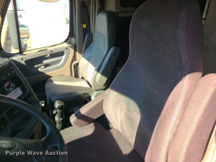 image for item LJ9516 2016 Freightliner Cascadia semi truck