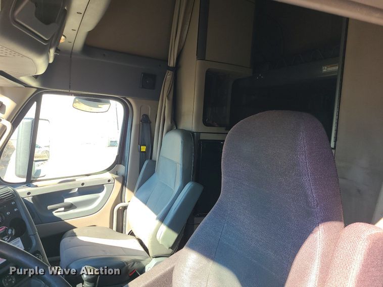 image for item LJ9516 2016 Freightliner Cascadia semi truck