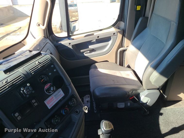 image for item LJ9516 2016 Freightliner Cascadia semi truck