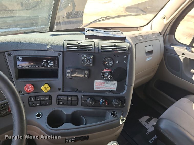 image for item LJ9516 2016 Freightliner Cascadia semi truck