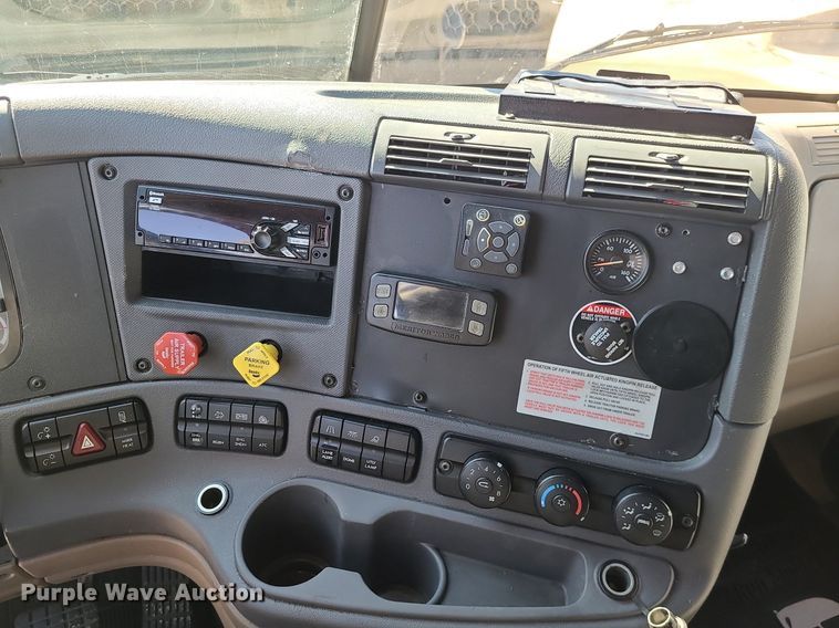 image for item LJ9516 2016 Freightliner Cascadia semi truck