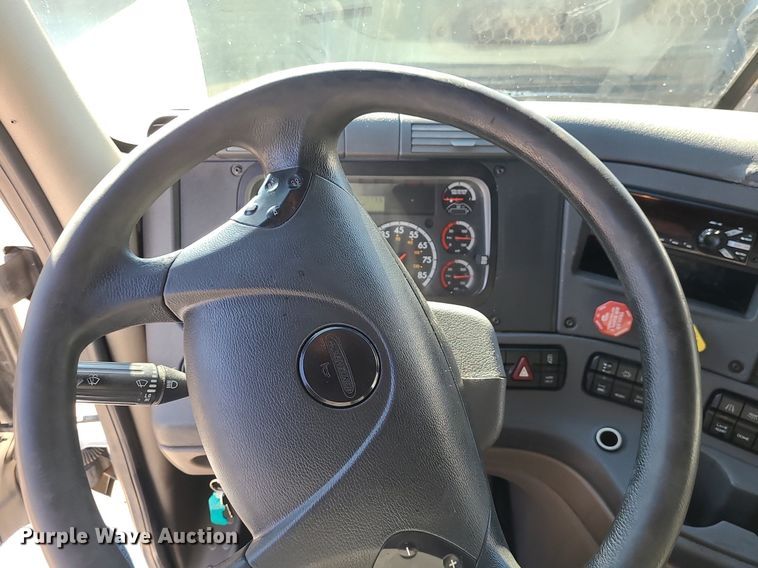 image for item LJ9516 2016 Freightliner Cascadia semi truck