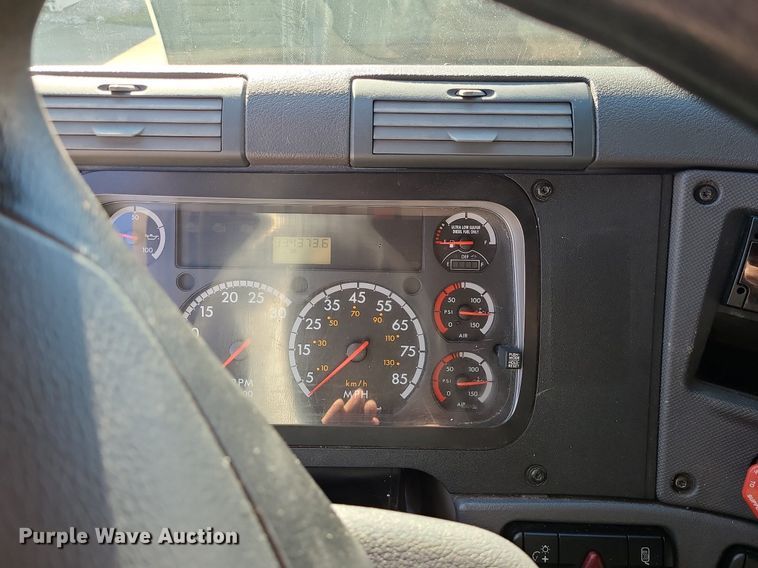 image for item LJ9516 2016 Freightliner Cascadia semi truck