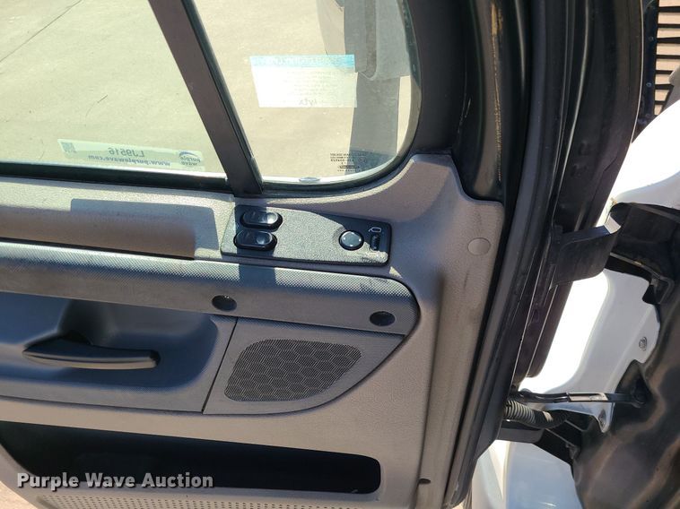 image for item LJ9516 2016 Freightliner Cascadia semi truck