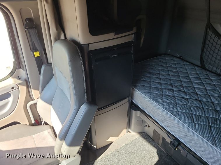 image for item LJ9516 2016 Freightliner Cascadia semi truck