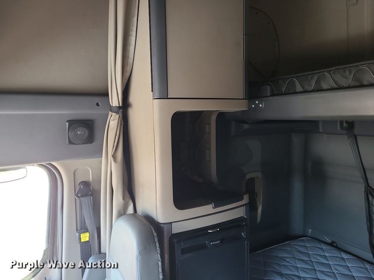 image for item LJ9516 2016 Freightliner Cascadia semi truck