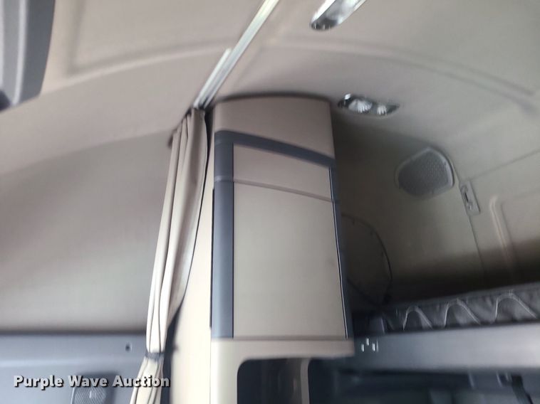 image for item LJ9516 2016 Freightliner Cascadia semi truck