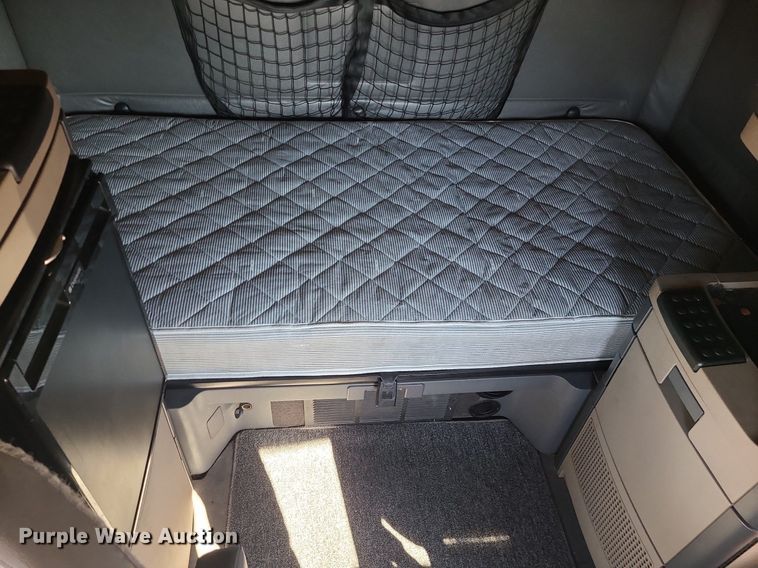 image for item LJ9516 2016 Freightliner Cascadia semi truck