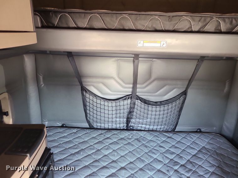 image for item LJ9516 2016 Freightliner Cascadia semi truck