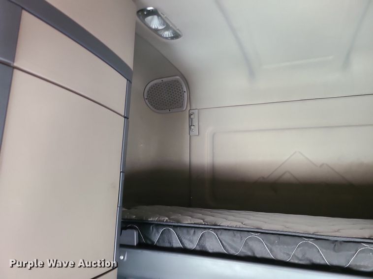 image for item LJ9516 2016 Freightliner Cascadia semi truck