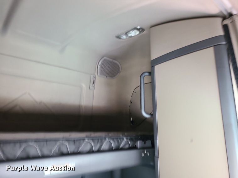 image for item LJ9516 2016 Freightliner Cascadia semi truck