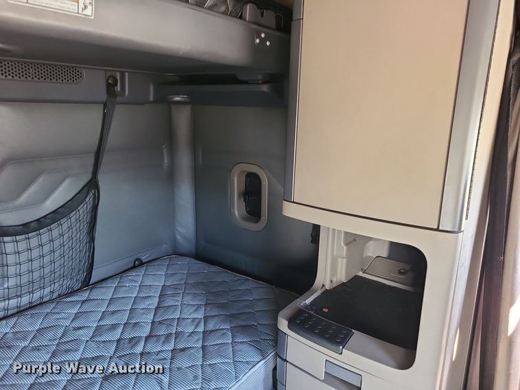 image for item LJ9516 2016 Freightliner Cascadia semi truck