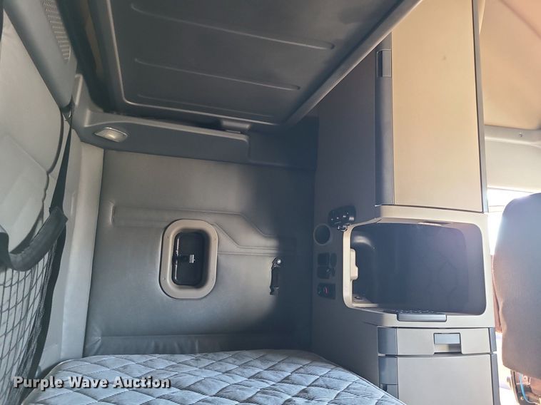 image for item LJ9516 2016 Freightliner Cascadia semi truck