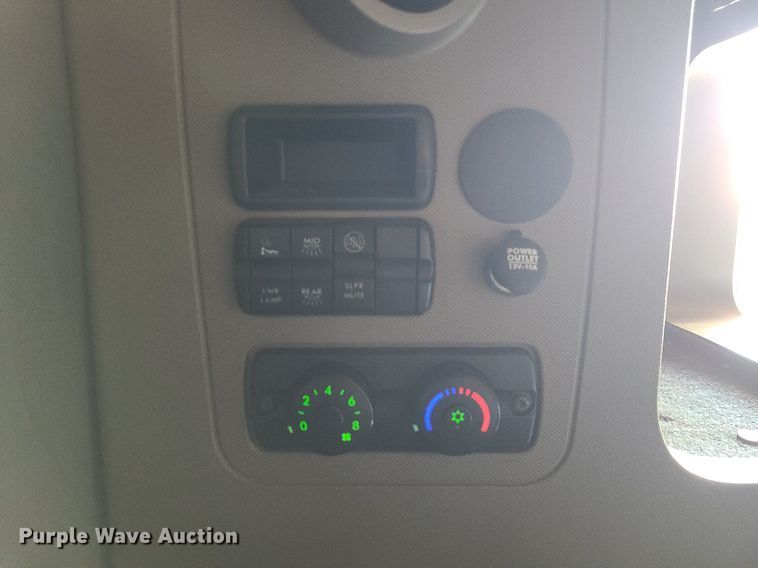 image for item LJ9516 2016 Freightliner Cascadia semi truck