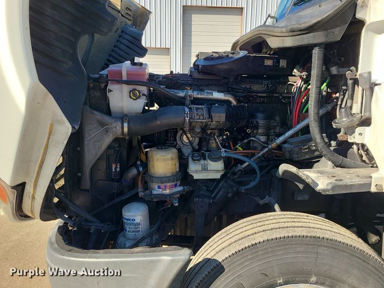 image for item LJ9516 2016 Freightliner Cascadia semi truck