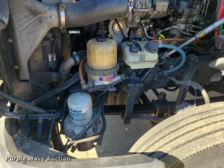 image for item LJ9516 2016 Freightliner Cascadia semi truck