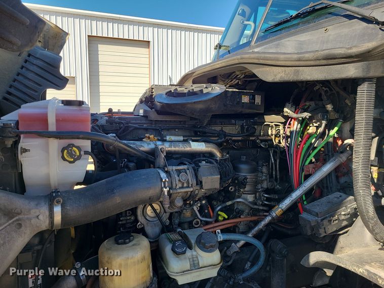 image for item LJ9516 2016 Freightliner Cascadia semi truck