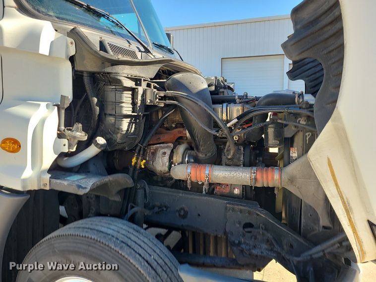 image for item LJ9516 2016 Freightliner Cascadia semi truck