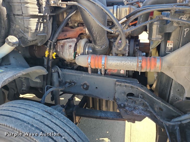 image for item LJ9516 2016 Freightliner Cascadia semi truck