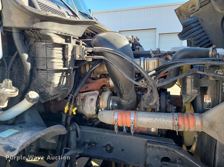 image for item LJ9516 2016 Freightliner Cascadia semi truck