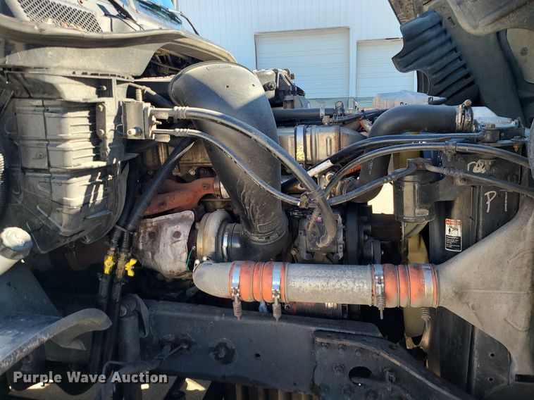 image for item LJ9516 2016 Freightliner Cascadia semi truck