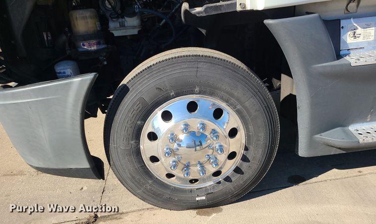 image for item LJ9516 2016 Freightliner Cascadia semi truck