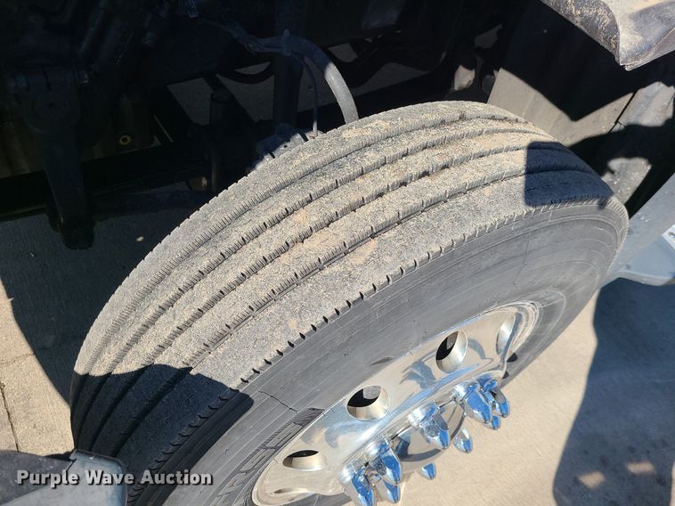 image for item LJ9516 2016 Freightliner Cascadia semi truck