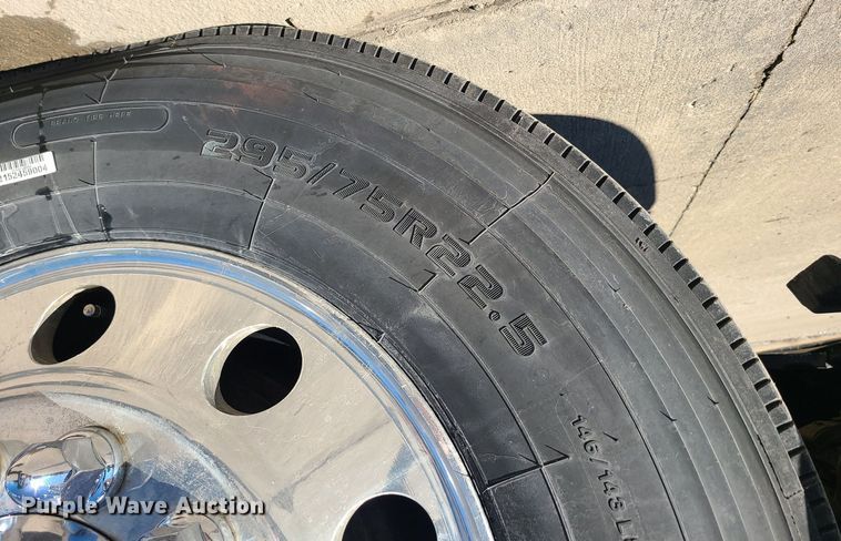 image for item LJ9516 2016 Freightliner Cascadia semi truck