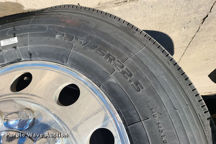 image for item LJ9516 2016 Freightliner Cascadia semi truck