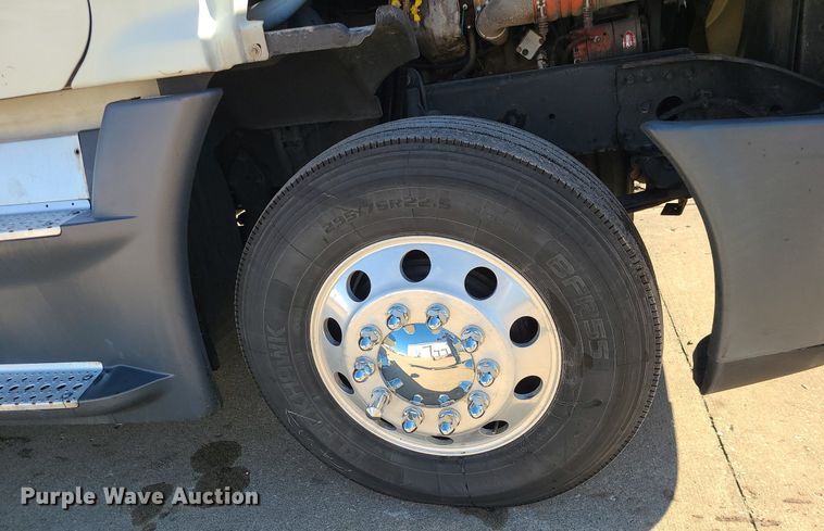 image for item LJ9516 2016 Freightliner Cascadia semi truck