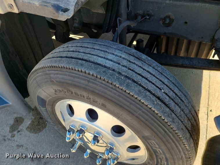 image for item LJ9516 2016 Freightliner Cascadia semi truck