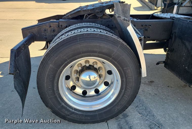 image for item LJ9516 2016 Freightliner Cascadia semi truck