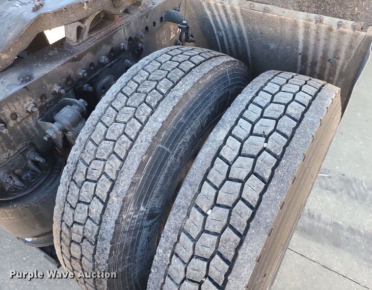 image for item LJ9516 2016 Freightliner Cascadia semi truck