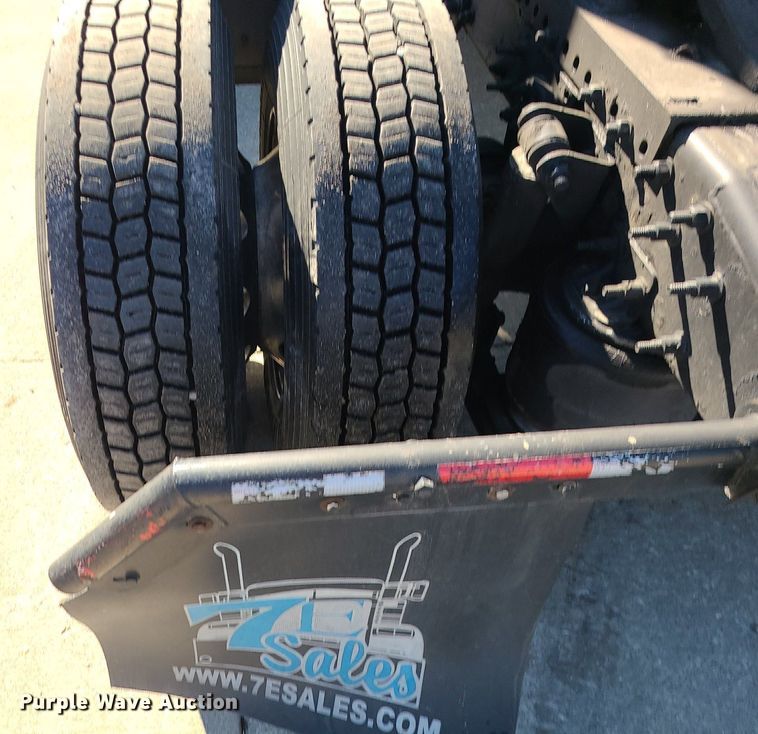 image for item LJ9516 2016 Freightliner Cascadia semi truck