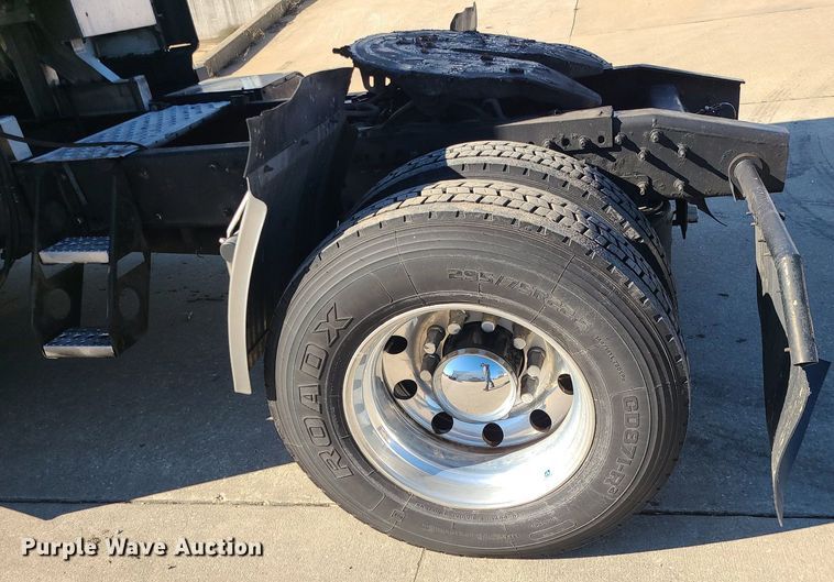 image for item LJ9516 2016 Freightliner Cascadia semi truck