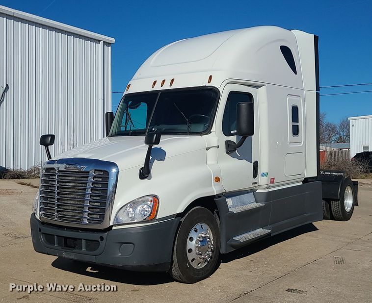 image for item LJ9518 2016 Freightliner Cascadia semi truck