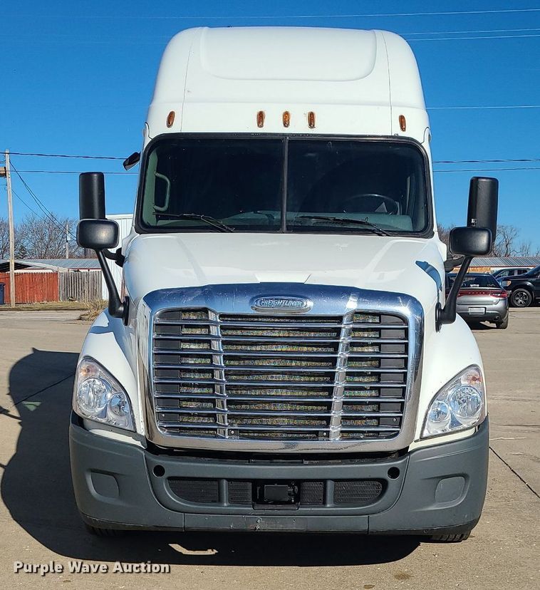 image for item LJ9518 2016 Freightliner Cascadia semi truck