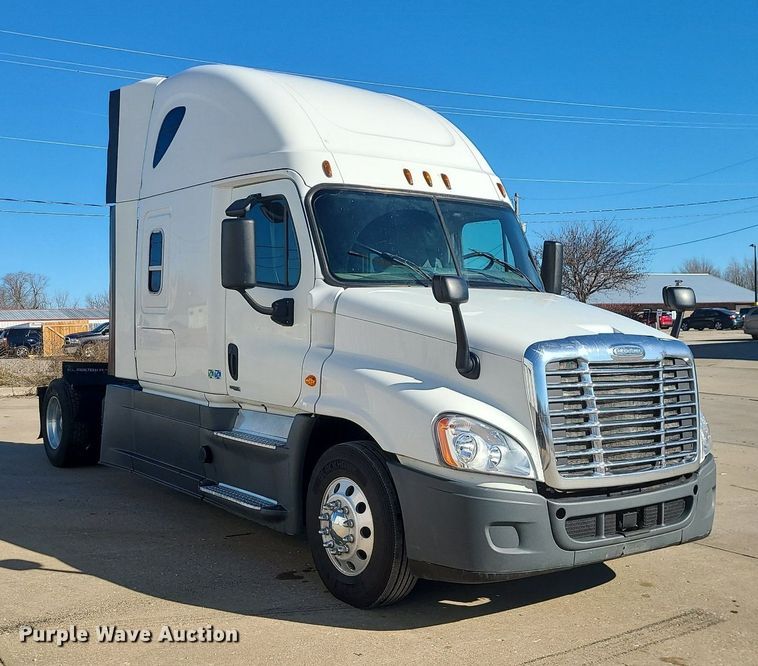 image for item LJ9518 2016 Freightliner Cascadia semi truck