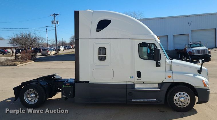 image for item LJ9518 2016 Freightliner Cascadia semi truck